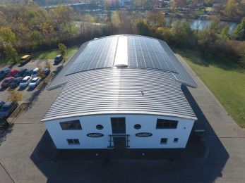 Die Auslieferungshalle mit der Photovoltaikanlage auf dem Dach